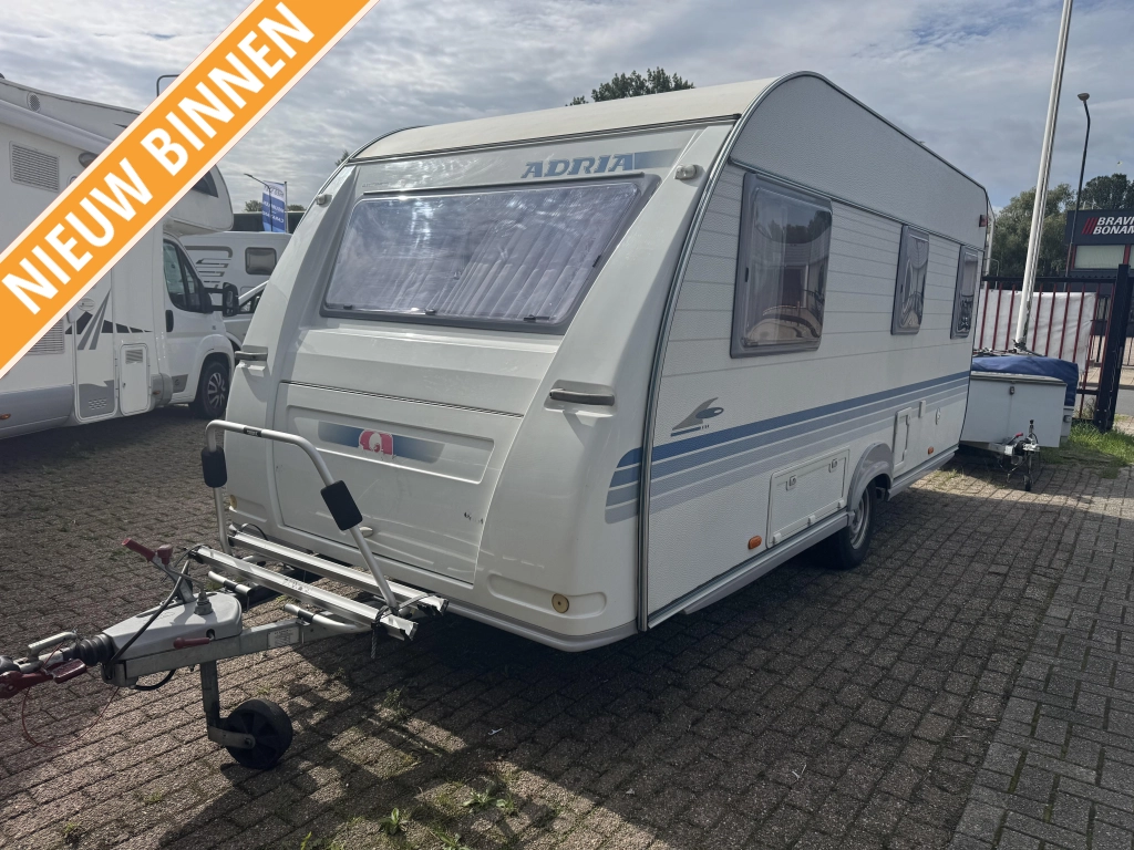 Adria Adora 472 LU Rondzit vast bed voortent