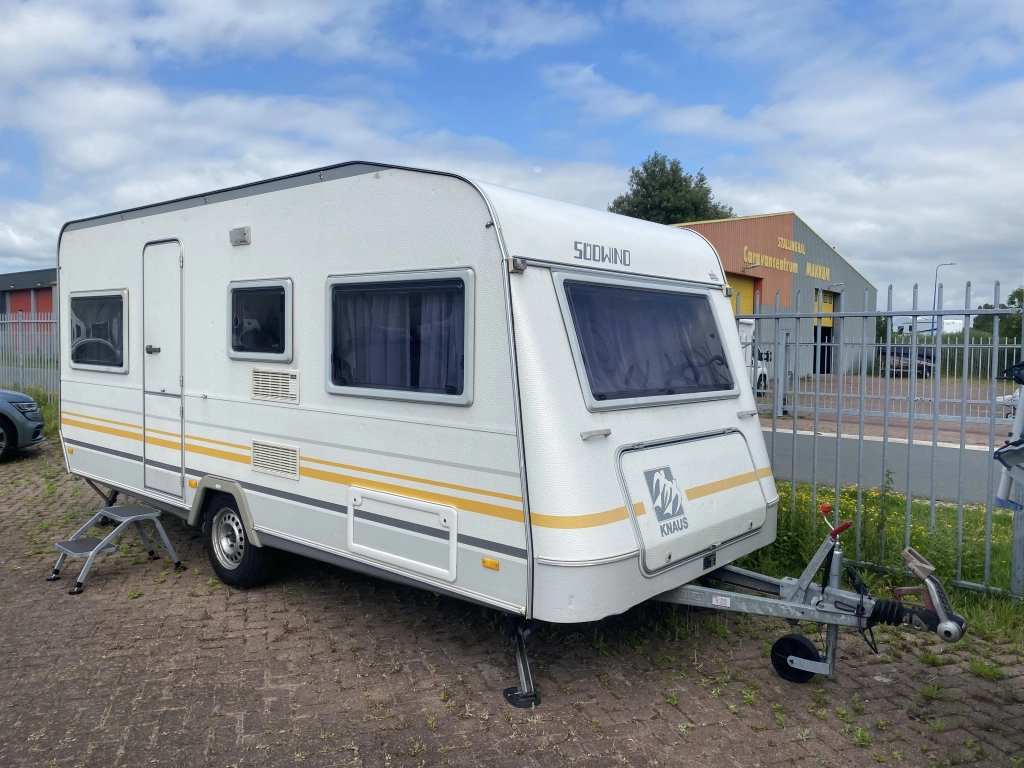 Knaus Sudwind 485 TU voortent en luifel
