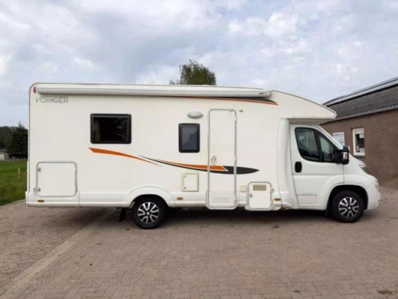 P.L.A. Camper Voyager Queensbed Hefbed