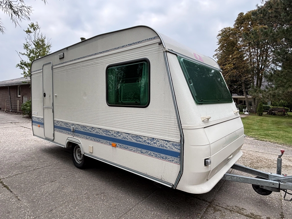Adria Unica B 430 PH vastbed en middendinette